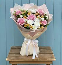 Букет цветов из:  Гвоздики, Орхидеи и Розы в Павловка Башкортостан