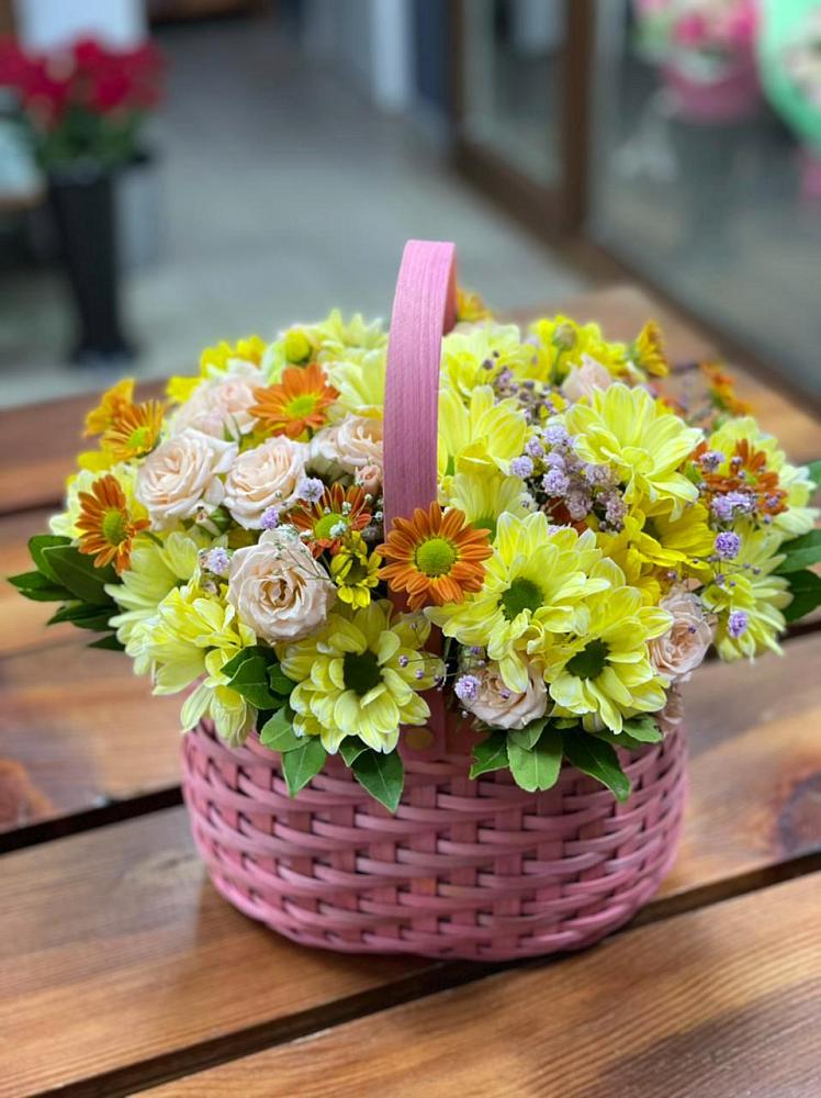 Цветочная композиция из Хризантемы и Розы в корзине в Павловка Башкортостан