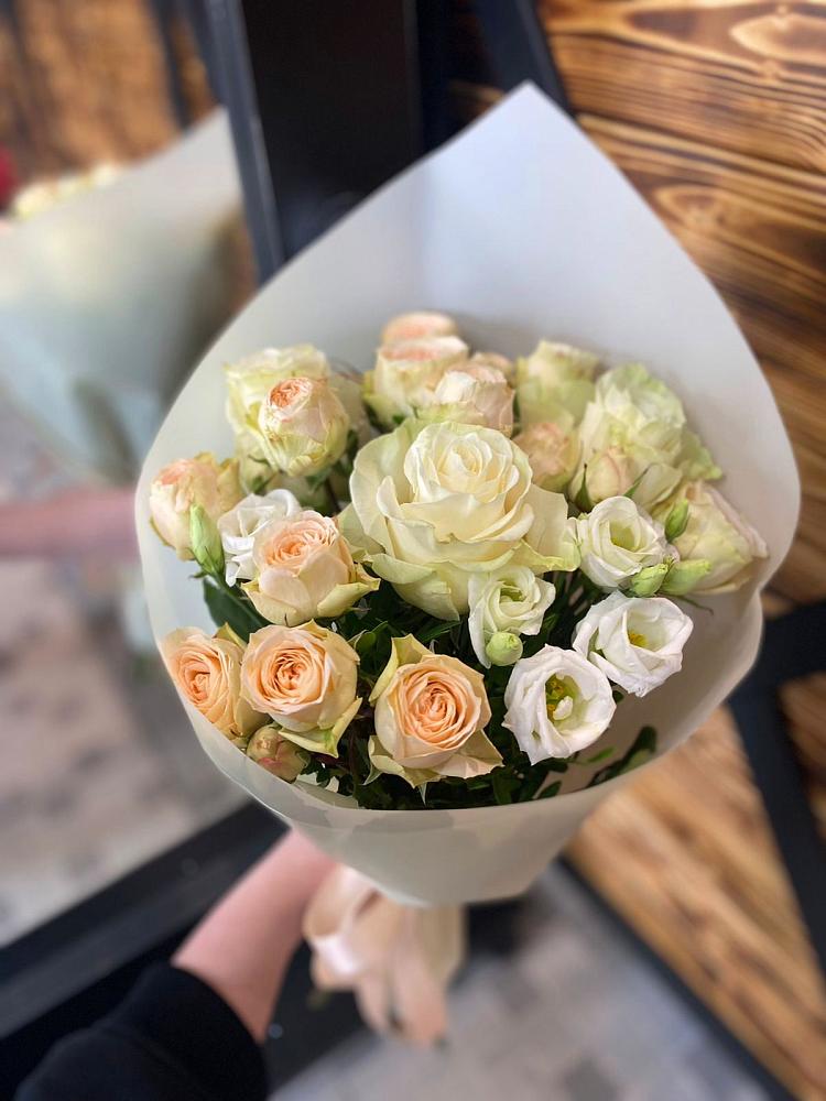 Букет цветов из: Розы и Лизиантусы в Павловка Башкортостан